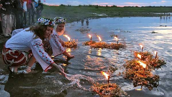 Венки на воде, праздник Ивана Купала
