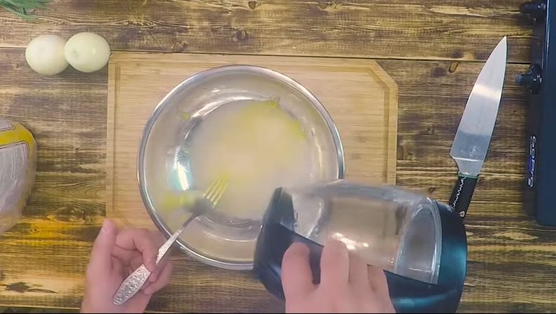 Добавляем воду в тесто на пельмени рецепт классический